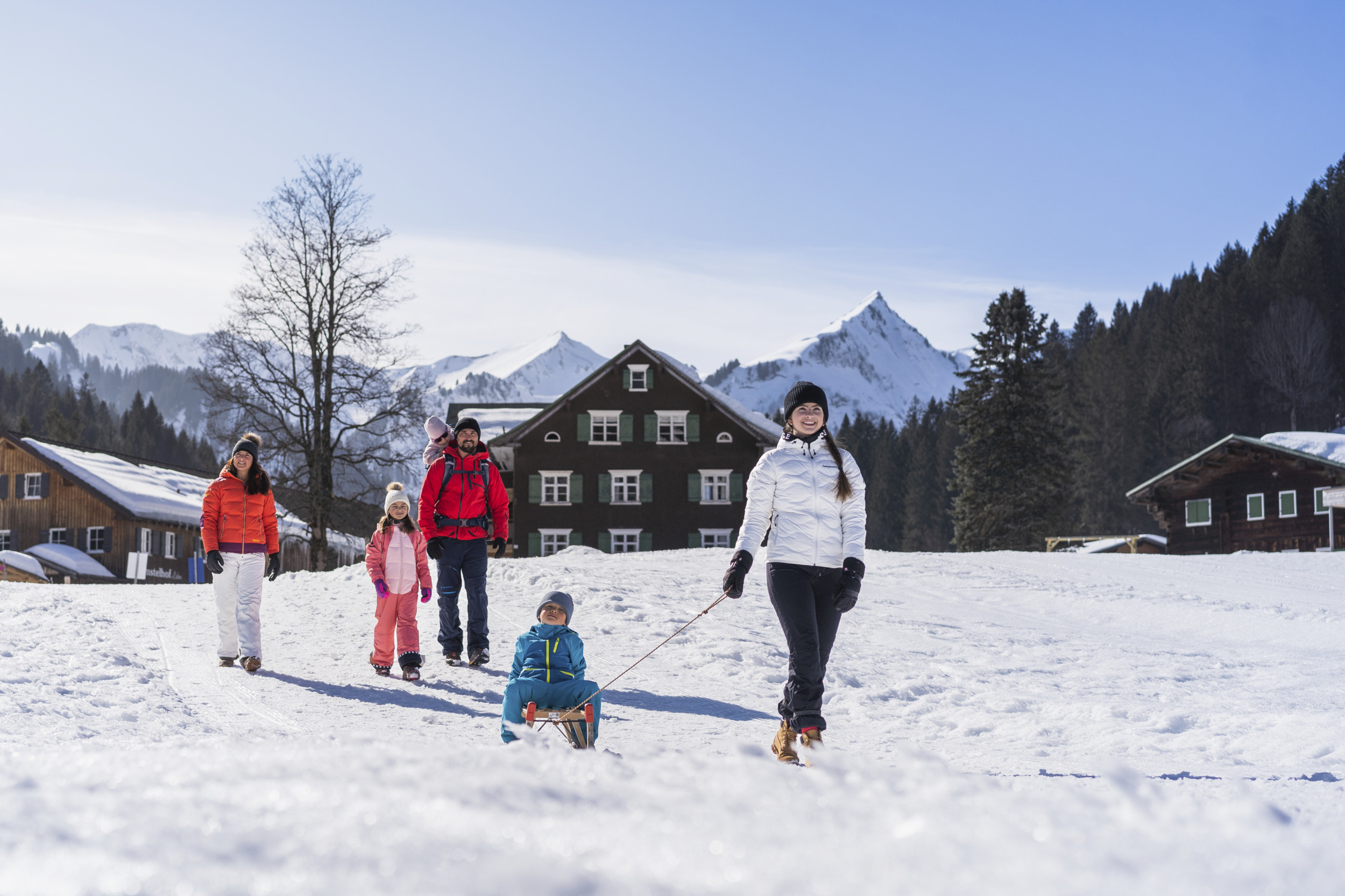 Winterwandern Familie _ Chris Gollhofer (c) Chris Gollhofer - Kleinwalsertal Tourismus eGen