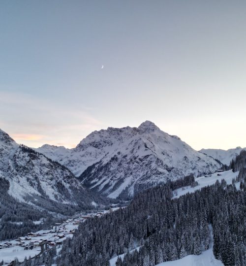 Verschneite Bergkulisse mit Bärenkopf und Widderstein