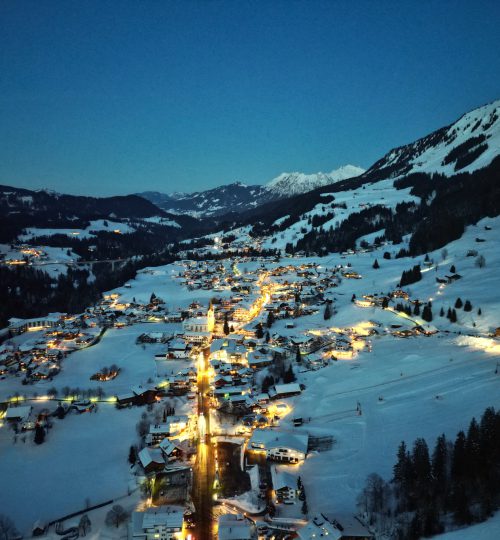 Abenddämmerung in Riezlern im Winter