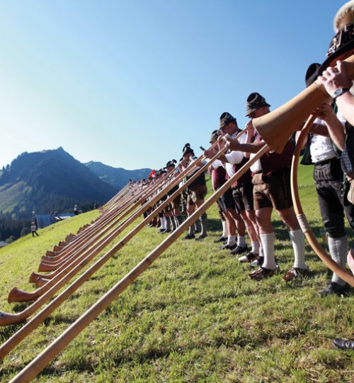 Kleinwaslertal Alphorn Frank Drechsel 1 (c) Frank Drechsel - Kleinwalsertal Tourismus eGen _ Fotograf_ Frank Drechsel