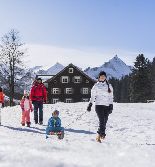 Winterwandern Familie _ Chris Gollhofer (c) Chris Gollhofer - Kleinwalsertal Tourismus eGen